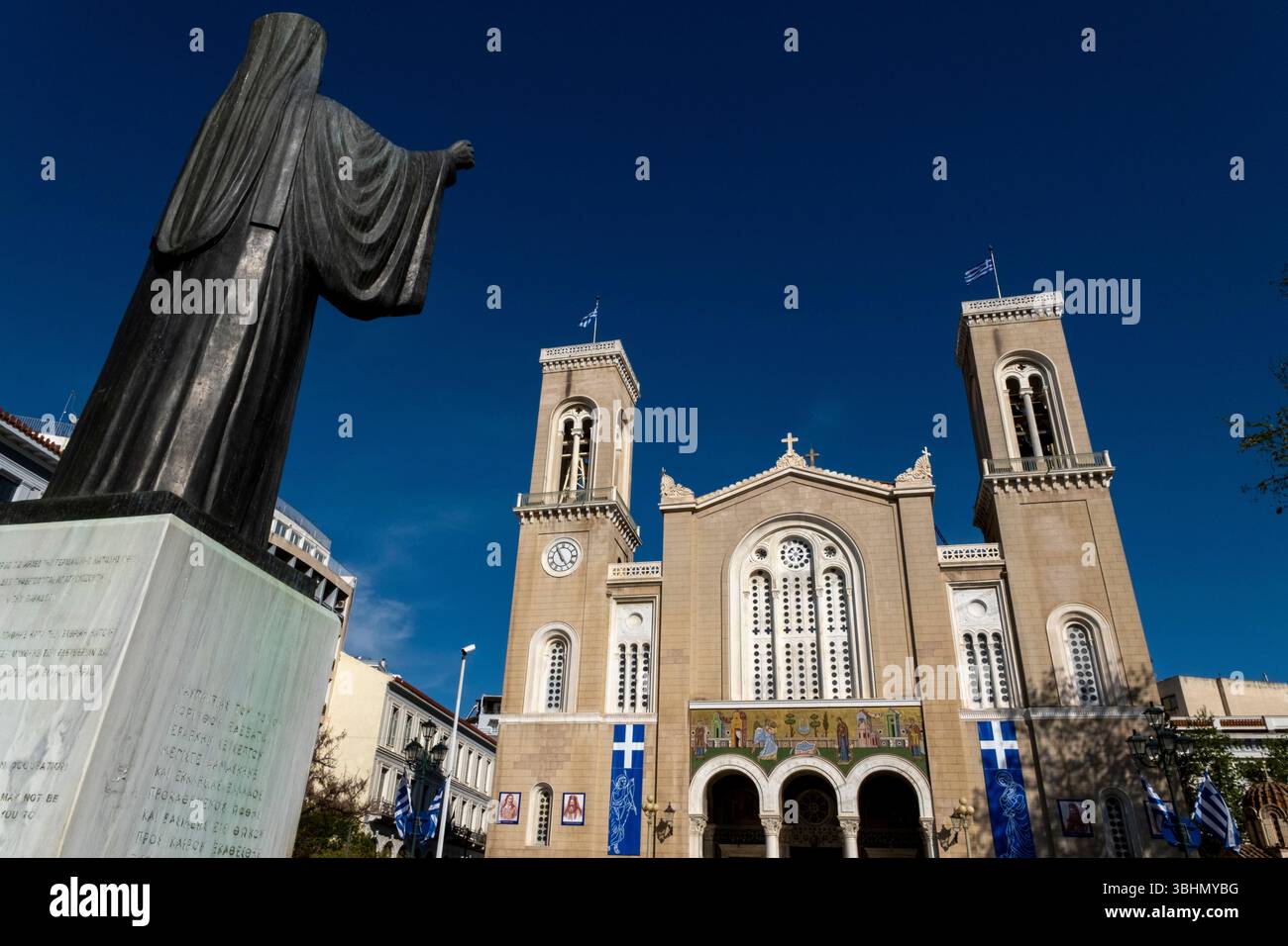 Statua dell'Arcivescovo Damaskinos di fronte alla Santa Chiesa metropolitana dell'Annunciazione alla Vergine Maria. Atene Grecia Foto Stock