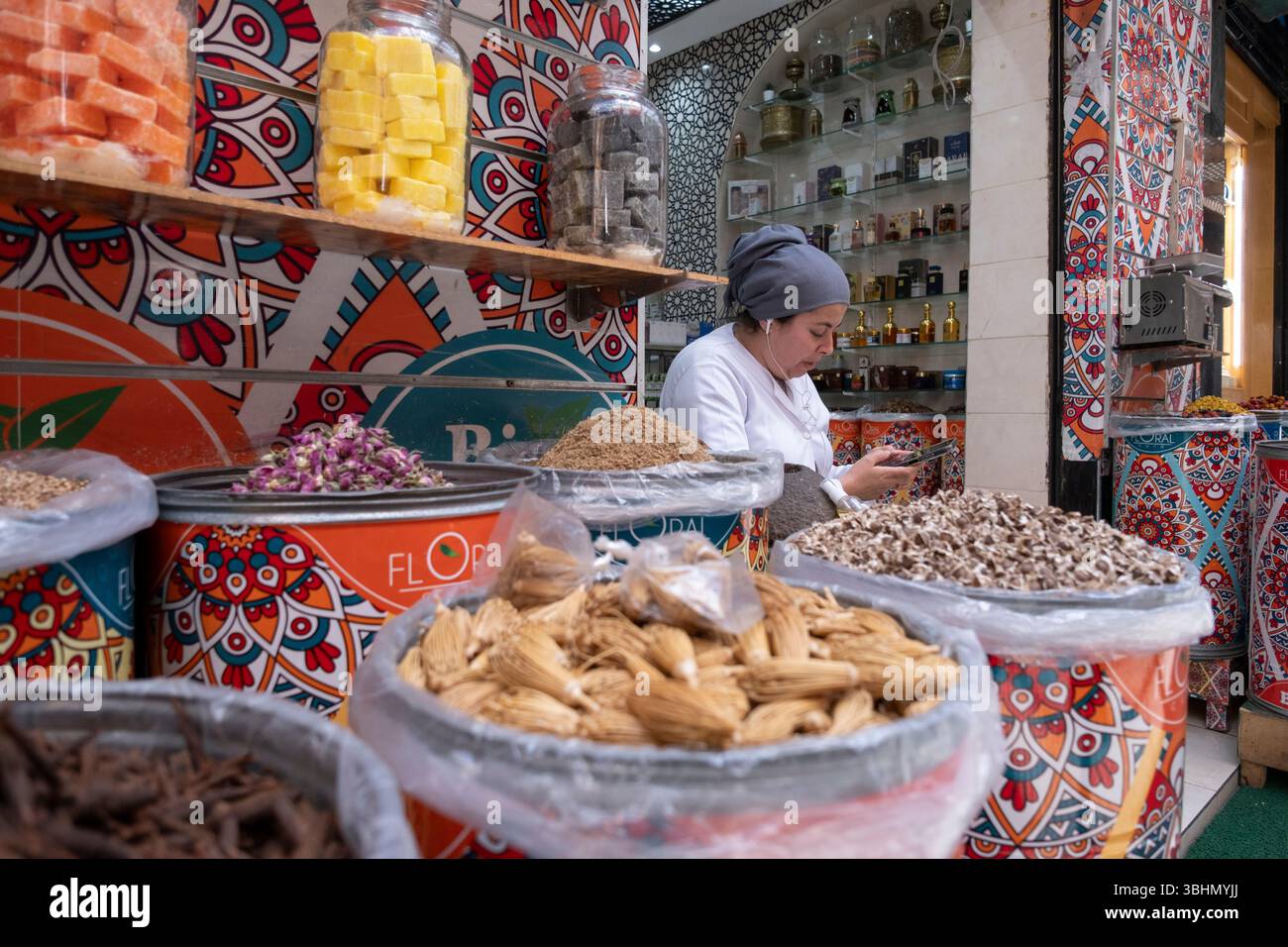 Saponi, profumi e spezie tradizionali marocchini in vendita a Casablanca, Marocco. Foto Stock