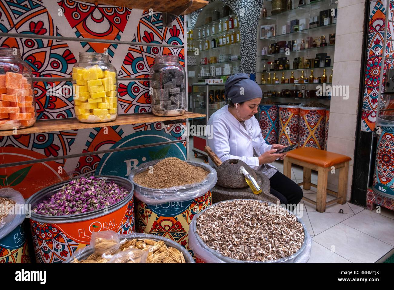 Saponi, profumi e spezie tradizionali marocchini in vendita a Casablanca, Marocco. Foto Stock