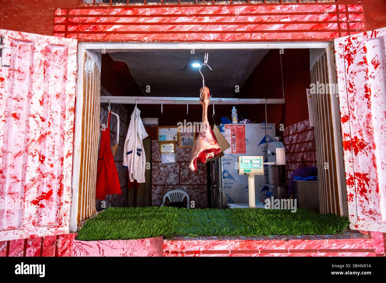 Carne appesa alla vetrina di una macelleria a Skoura, Ahl El oust, provincia, Marocco. Foto Stock