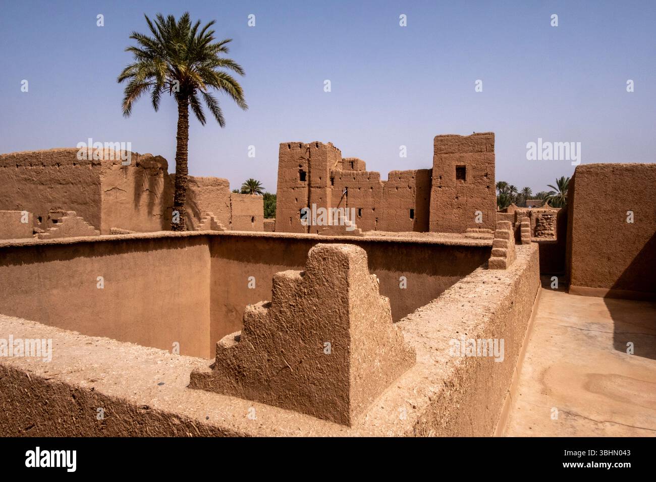 Un anziano che riposa a Skoura, provincia di Ahl El oust, Marocco. Foto Stock