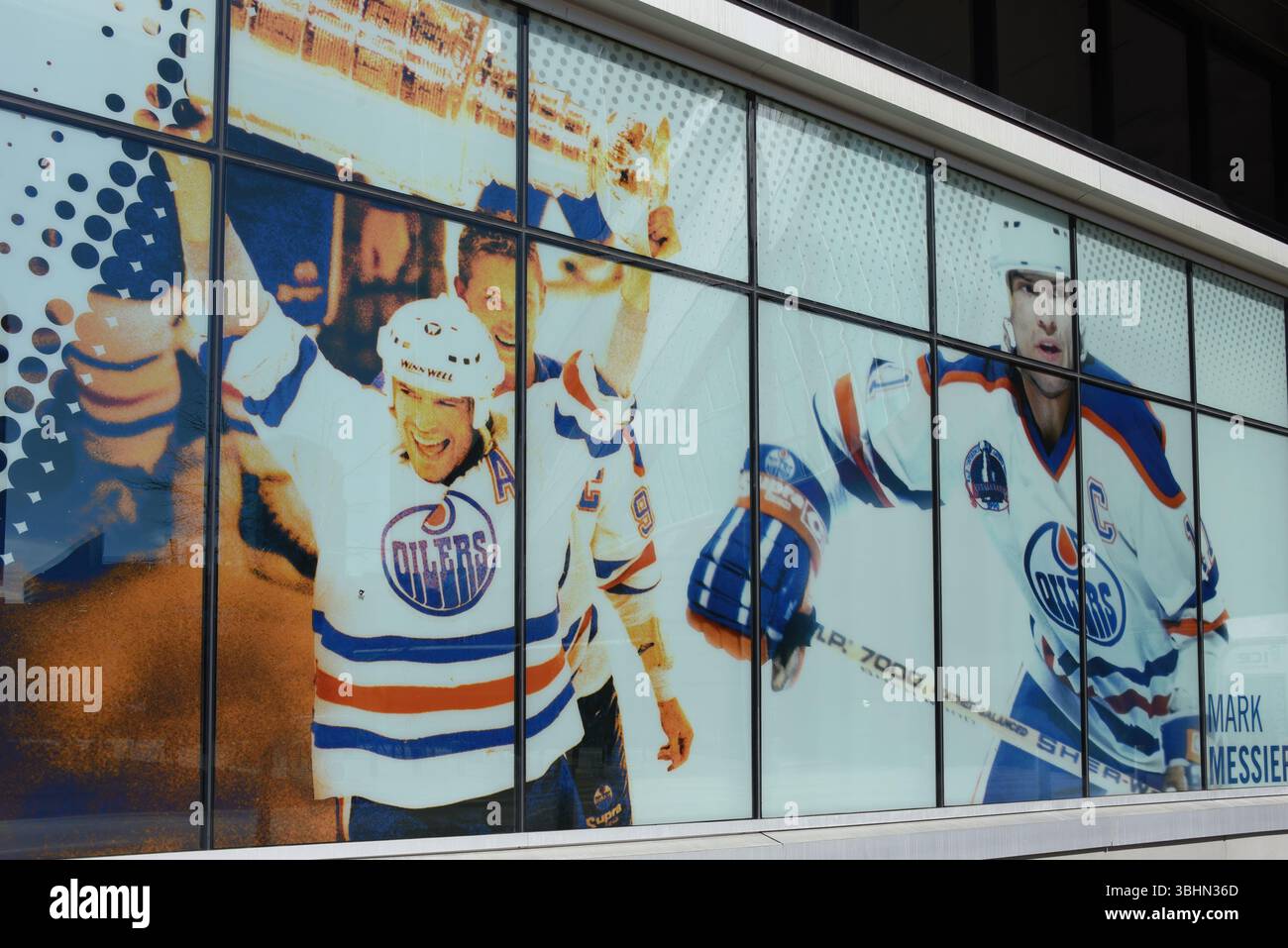 Edmonton, Canada - 3 aprile 2025: Immagine di Mark Messier che solleva la Stanley Cup come un Edmonton Oilers a Rogers Place, casa degli Oilers. Foto Stock