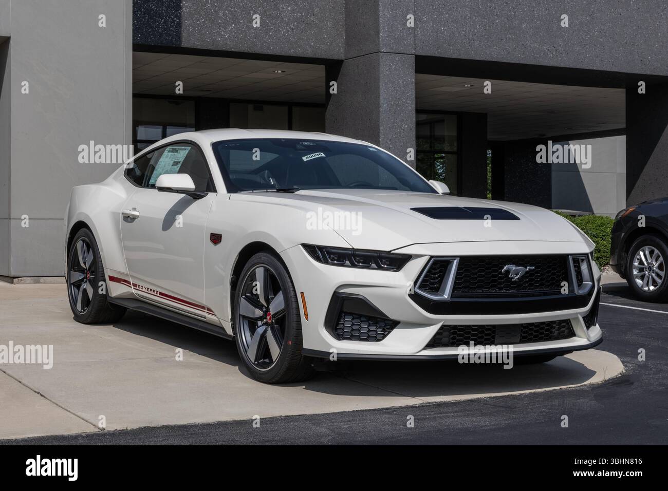 Zionsville - 10 giugno 2025: Esposizione Ford Mustang GT Premium Coupé presso una concessionaria. Ford offre la Mustang GT con un motore ti-VCT GT V8 da 5 litri. IL MIO: 2025 Foto Stock