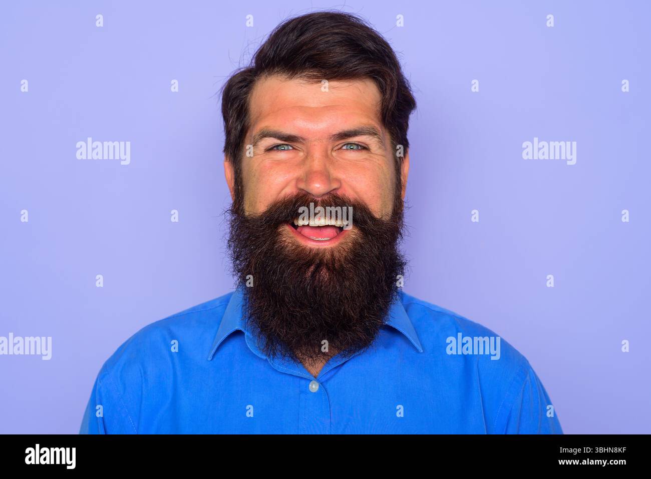 Uomo ritratto. Uomo sorridente con barba in una camicia elegante. Moda, abbigliamento. Uomo barbuto felice in camicia alla moda. Uomo barbuto di successo con capelli moderni. H Foto Stock