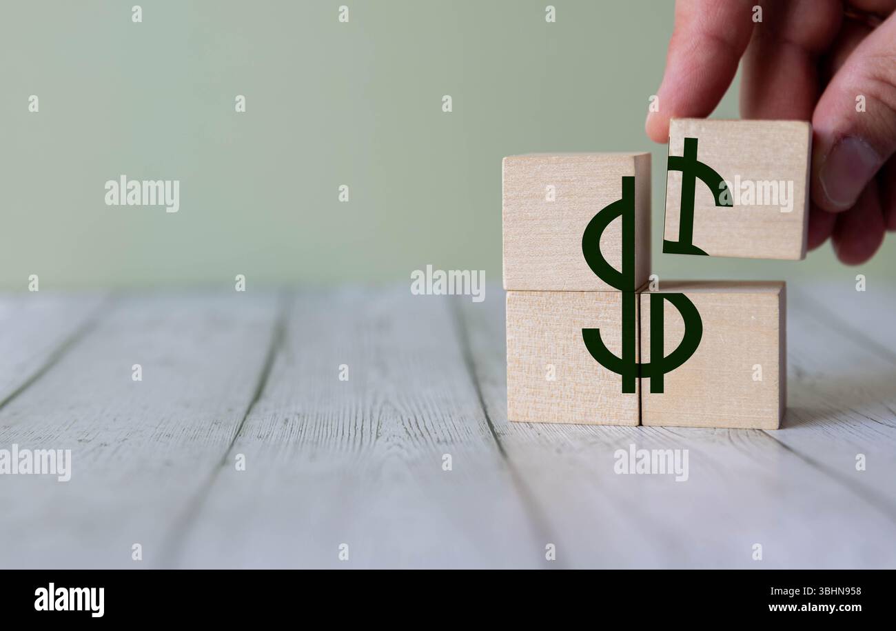 Economia e unità monetaria in legno su un contesto artigianale Foto Stock