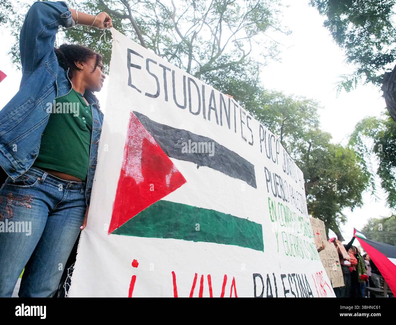 Lima, Perù. 10 giugno 2025. "Lunga vita alla Palestina libera”, legge uno striscione quando decine di persone hanno tenuto un sit-in per la Flottiglia per la libertà e la situazione a Gaza di fronte all'ambasciata francese a Lima. La Flottiglia per la libertà del 2025 è stato un tentativo umanitario marittimo di rompere il blocco navale israeliano della Striscia di Gaza e fornire aiuti umanitari. Credito: Fotoholica Press Agency/Alamy Live News Foto Stock