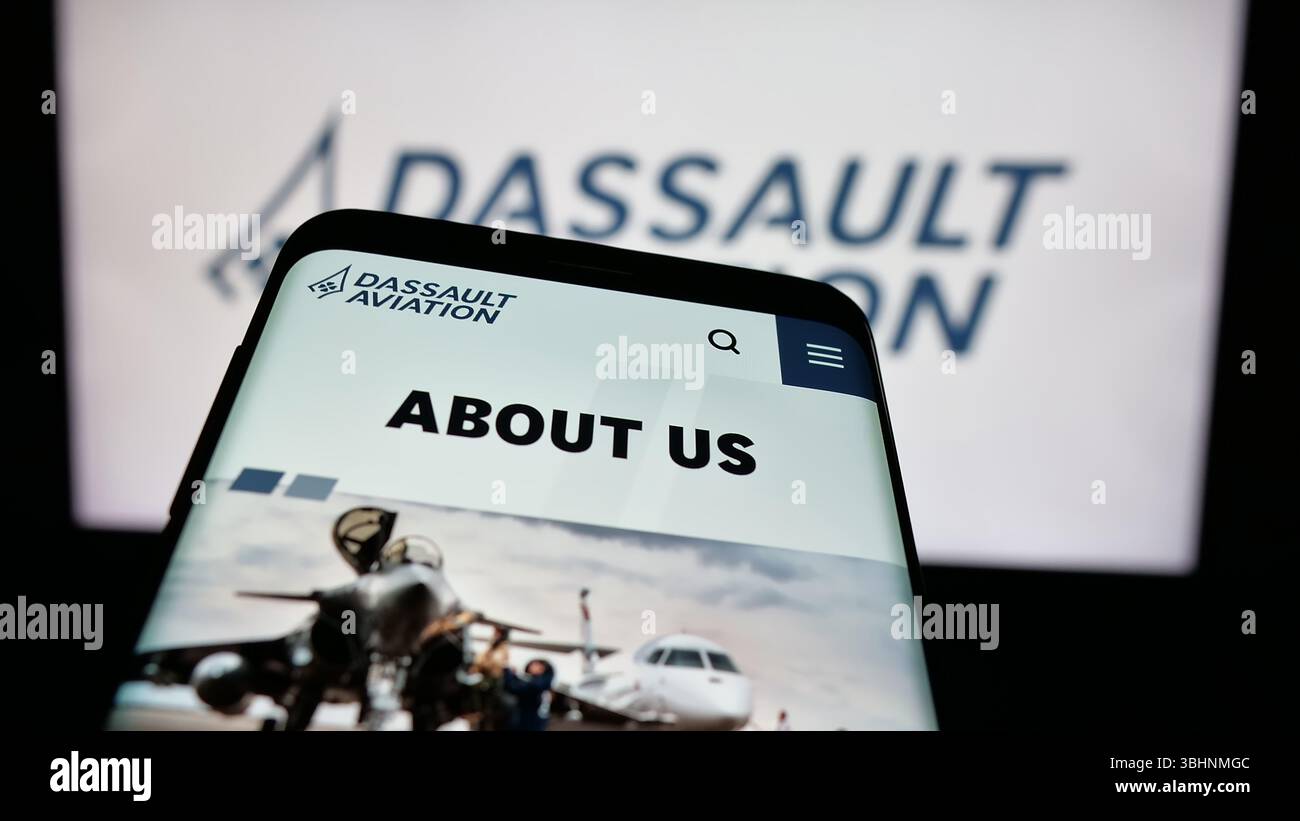 Stoccarda, Germania - 03-13-2025: Telefono cellulare con sito web della società francese Dassault Aviation S.A. sullo schermo davanti al logo. Foto Stock