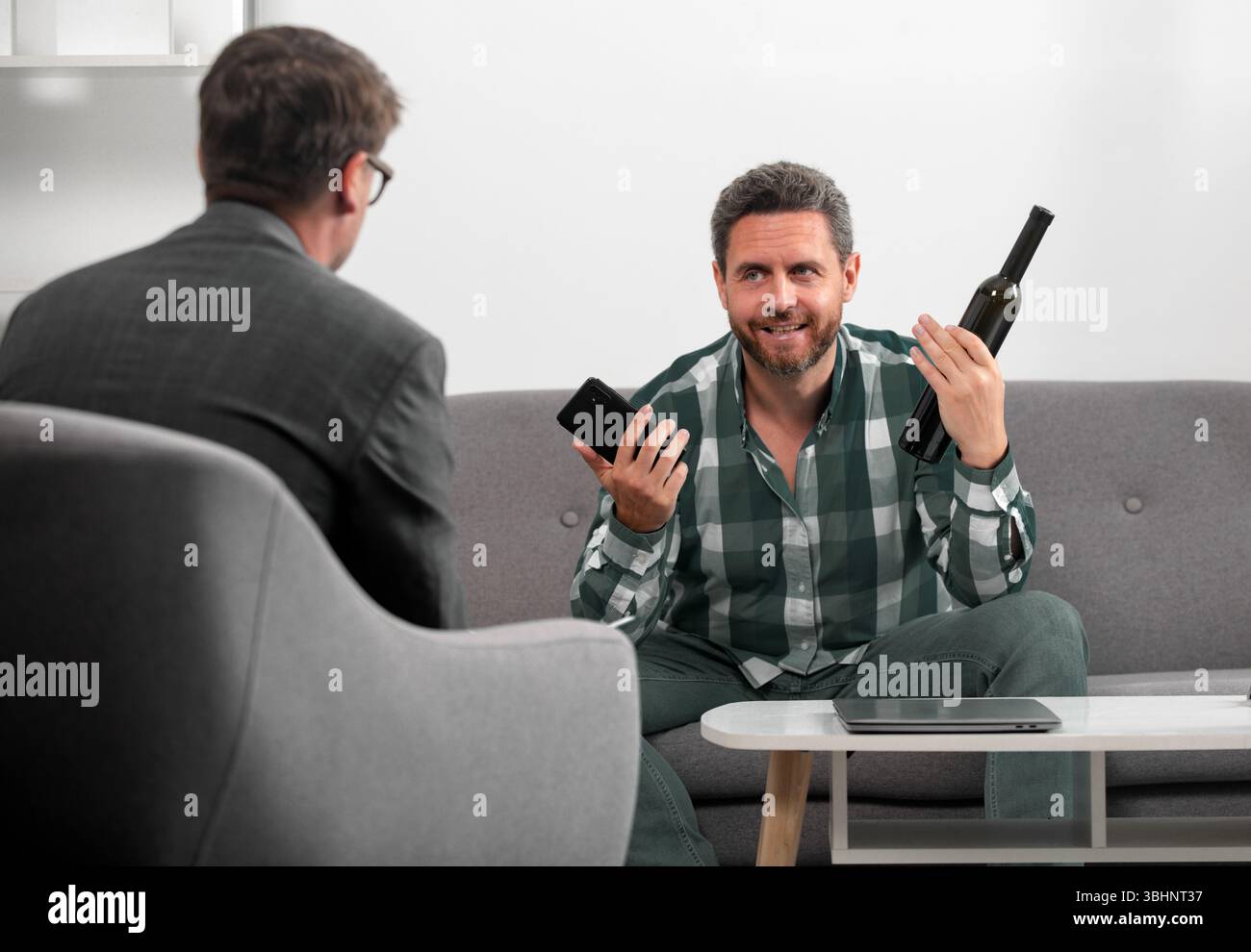 Risolvere il problema, dipendenza da alcol, abuso di alcol da parte dell'uomo. Psicologia, concetto di terapia mentale. Uomo e psicologo alla sessione di psicoterapia. Foto Stock