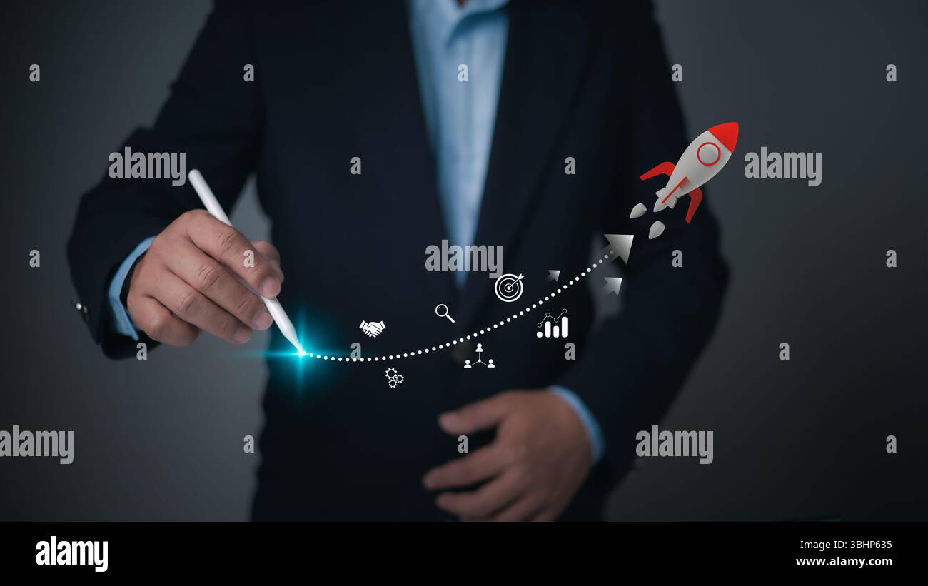 Un uomo d'affari utilizza uno stilo per tracciare un percorso punteggiato brillante e brillante per un razzo, simboleggiando la traiettoria di crescita aziendale, pianificazione strategica, a. Foto Stock