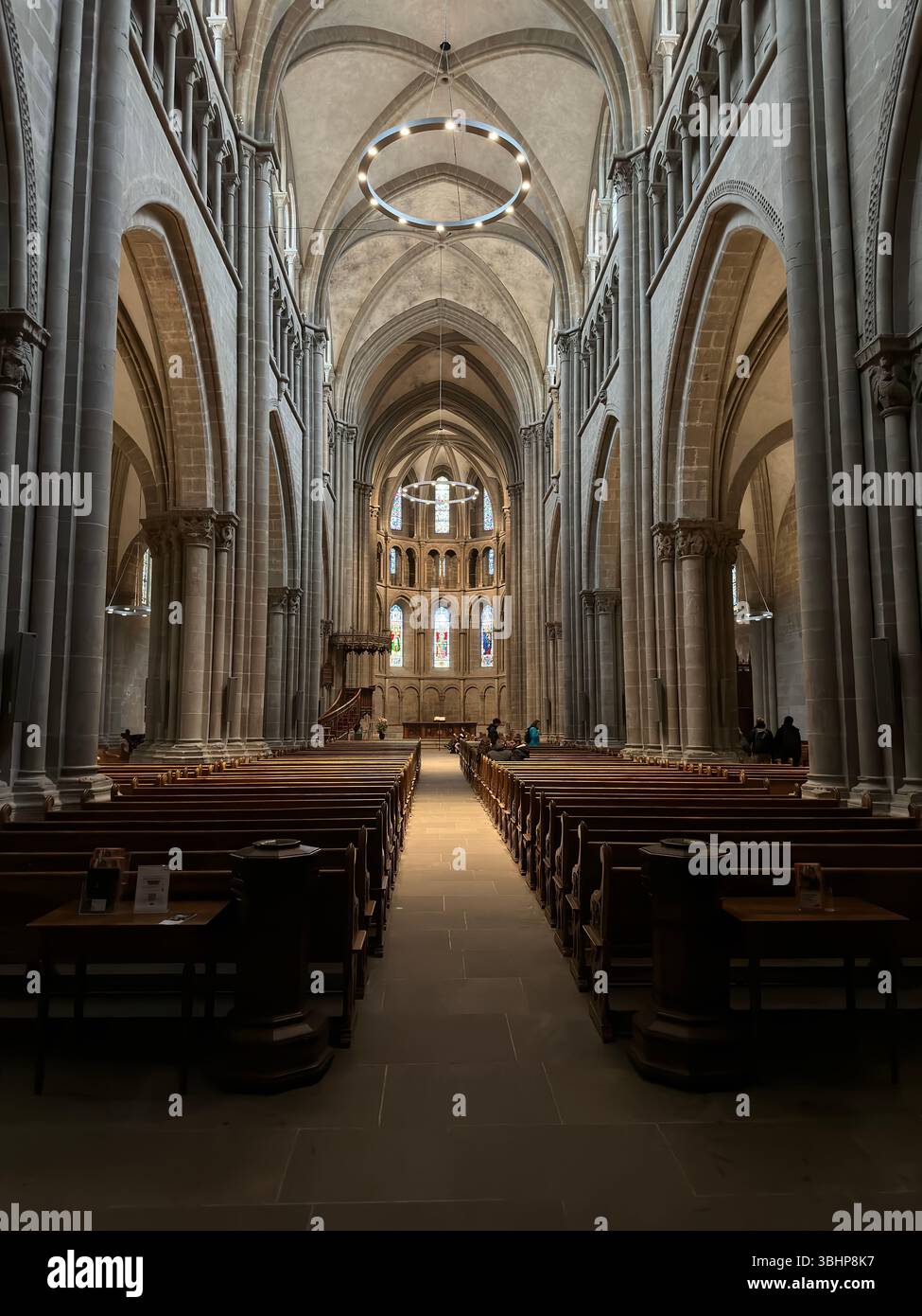 Ginevra, Svizzera - 12 gennaio 2023: Vista interna della cattedrale di Saint Pierre a Ginevra, Svizzera - Immagine stock catturata con smartphone