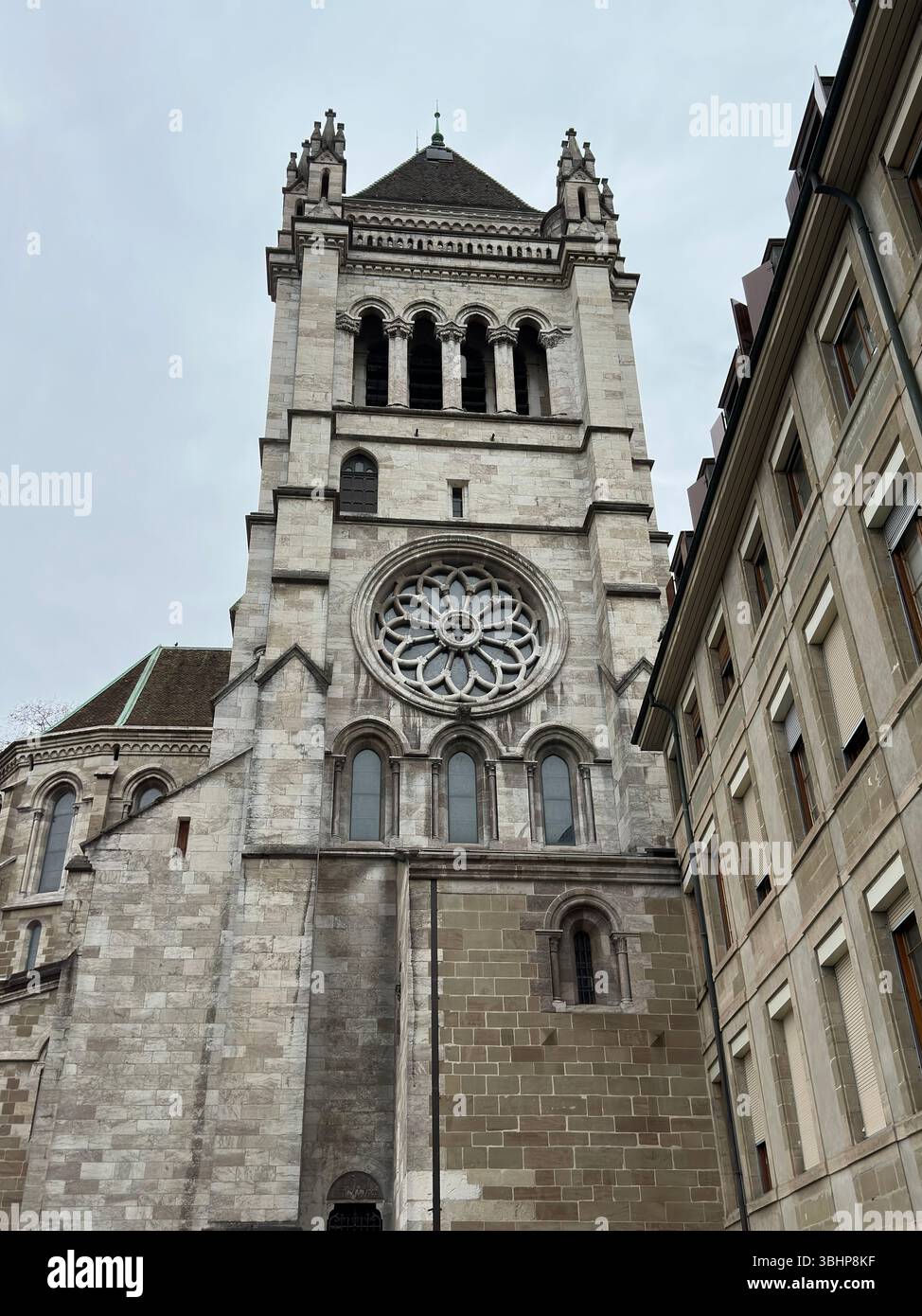 Cattedrale di Saint Pierre a Ginevra, Svizzera, sotto un cielo nuvoloso. - Immagine stock catturata con smartphone