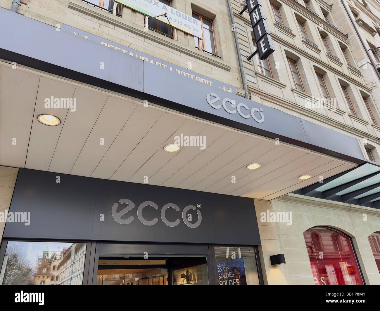 Ginevra, Svizzera -- 12 gennaio 2023: Ecco store. Ecco è un produttore e rivenditore danese di scarpe. - Immagine stock catturata con smartphone