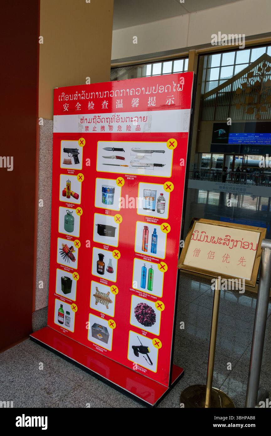Un ampio elenco di oggetti proibiti non ammessi a bordo del treno espresso passeggeri Cina-Laos, all'interno della linea principale di progettazione cinese S Foto Stock