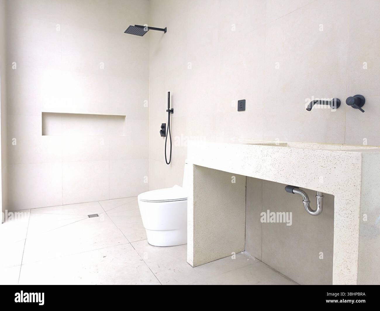 bagno moderno di stile minimalista in bianco con sanitari neri Foto Stock