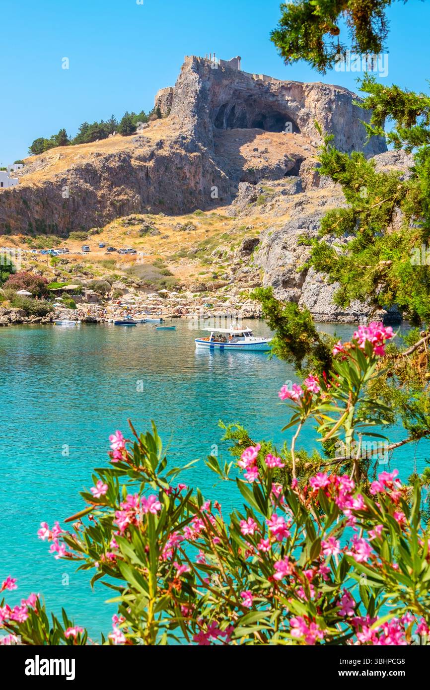 Vista della baia di St. Paul e dell'Acropoli di Lindos a distanza. Rodi, Grecia Foto Stock