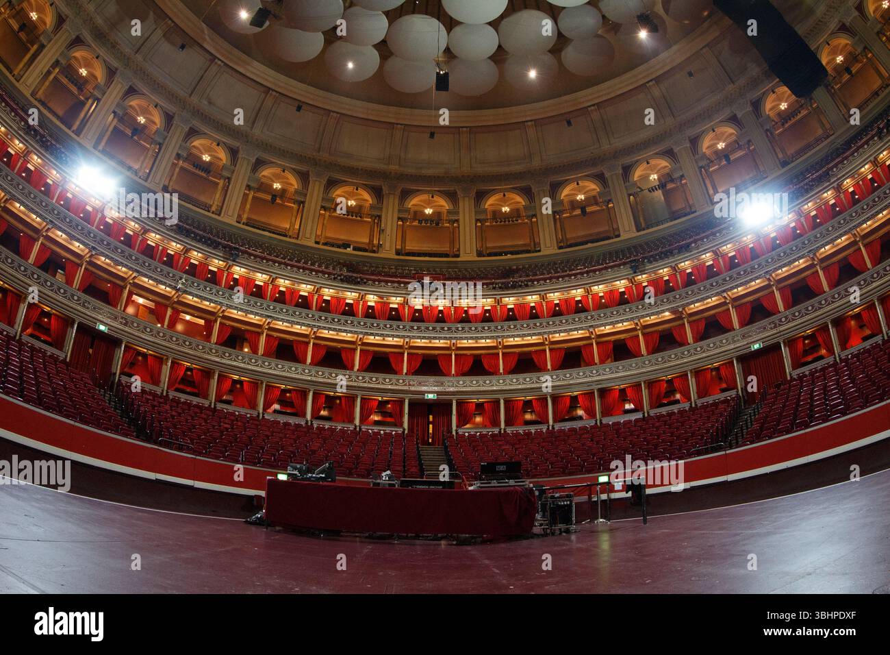 Soundcheck e allestimento del palcoscenico per concerti rock alla Royal Albert Hall, South Kensington, Londra Regno Unito Foto Stock