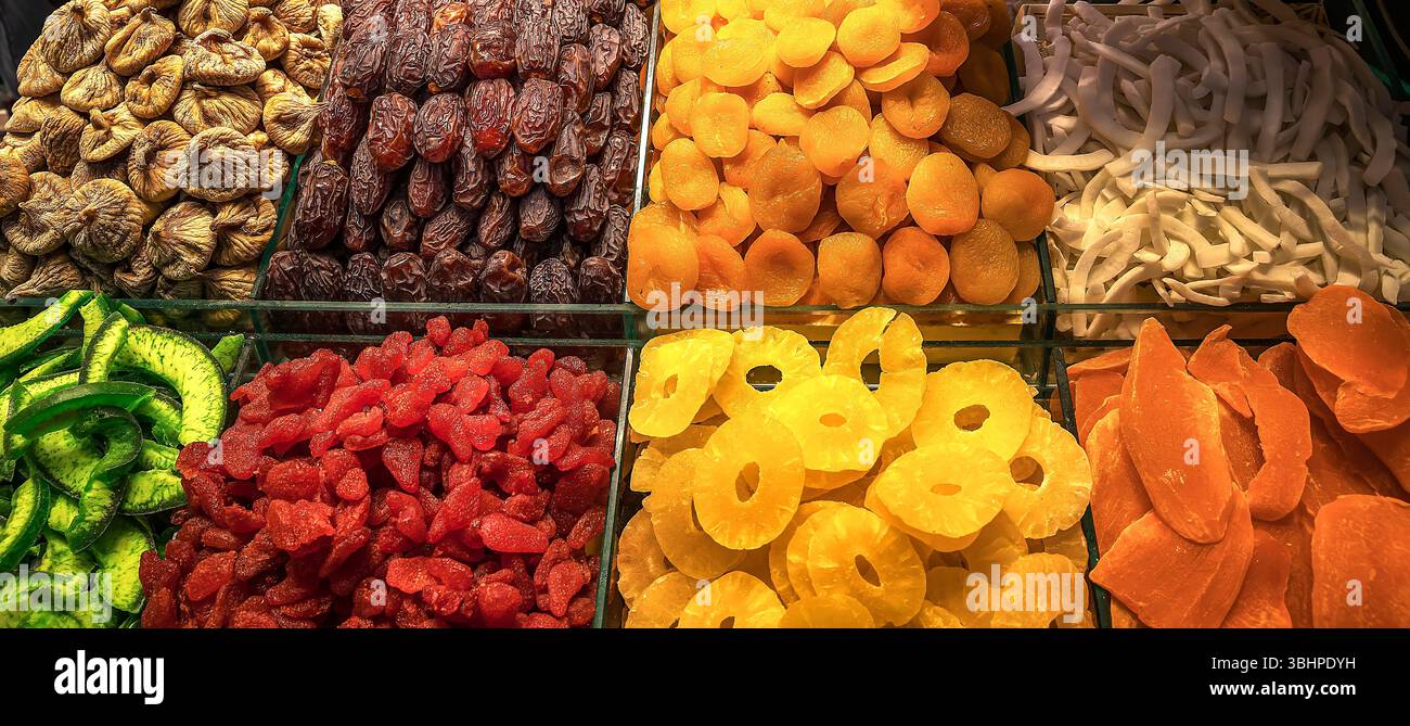 Vivace selezione di spezie ed erbe colorate disposte in file simmetriche presso un mercato tradizionale o bazar delle spezie. Immagine perfetta per i temi del cooki Foto Stock