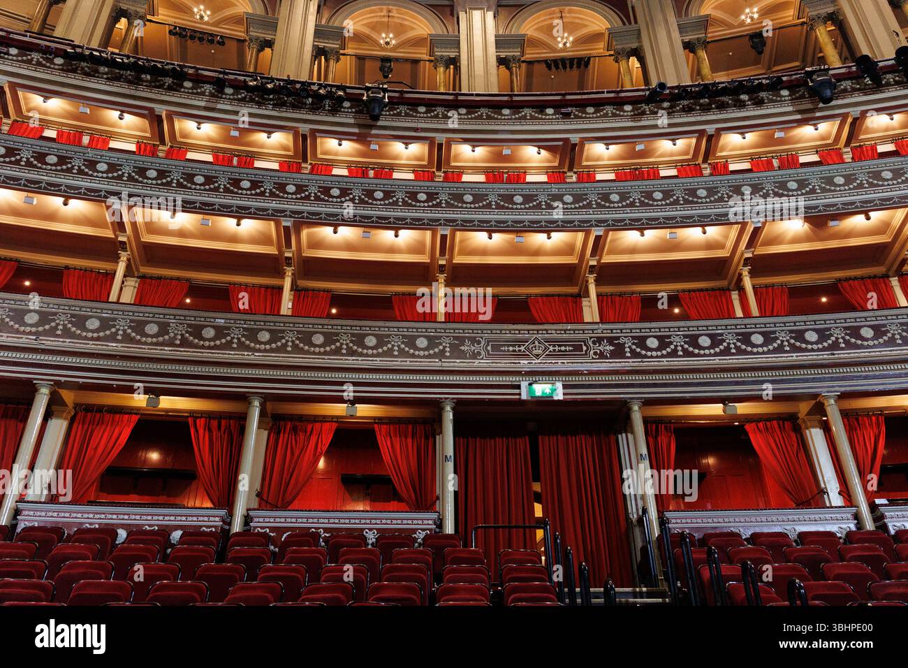 Soundcheck e allestimento del palcoscenico per concerti rock alla Royal Albert Hall, South Kensington, Londra Regno Unito Foto Stock