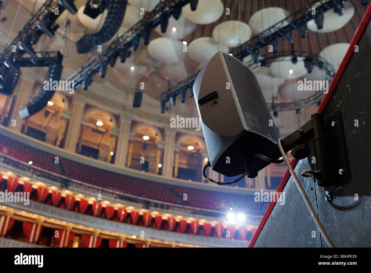 Soundcheck e allestimento del palcoscenico per concerti rock alla Royal Albert Hall, South Kensington, Londra Regno Unito Foto Stock