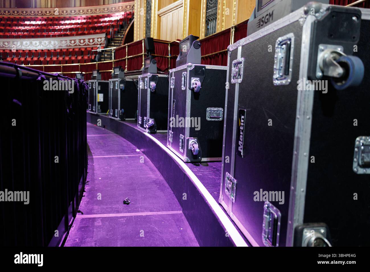 Soundcheck e allestimento del palcoscenico per concerti rock alla Royal Albert Hall, South Kensington, Londra Regno Unito Foto Stock