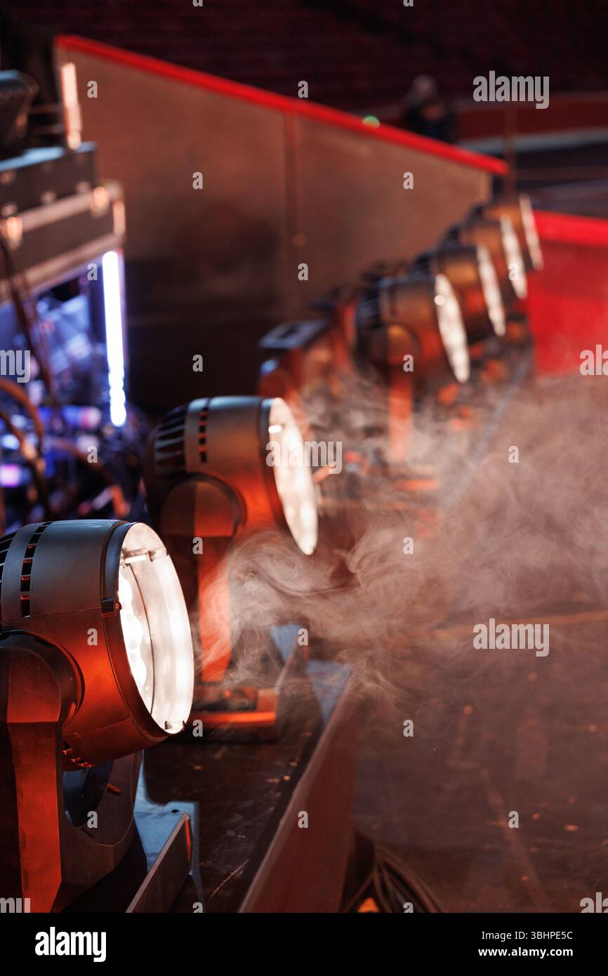 Soundcheck e allestimento del palcoscenico per concerti rock alla Royal Albert Hall, South Kensington, Londra Regno Unito Foto Stock