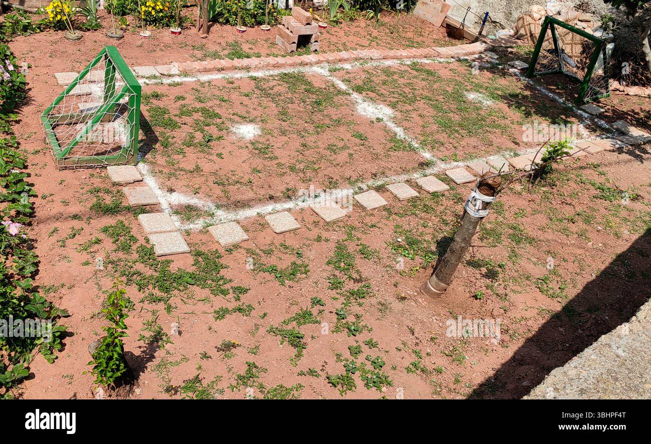 Calcio d'inizio nel cortile Foto Stock