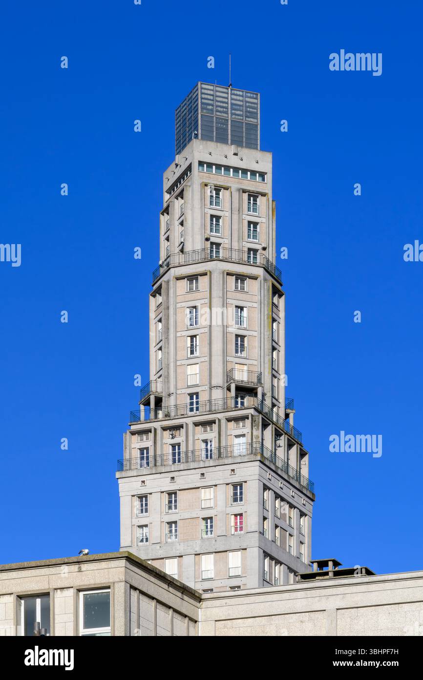 La Perret Tower (Tour Perret) è un grattacielo residenziale di 29 piani ad Amiens. Il primo grattacielo della Francia e parte di un grande progetto di ricostruzione. Foto Stock