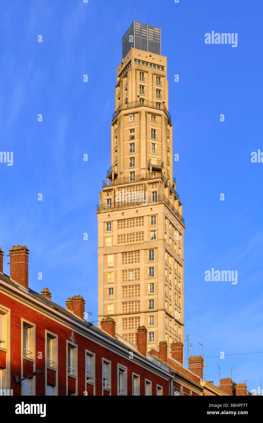 La Perret Tower (Tour Perret) è un grattacielo residenziale di 29 piani ad Amiens. Il primo grattacielo della Francia e parte di un grande progetto di ricostruzione. Foto Stock