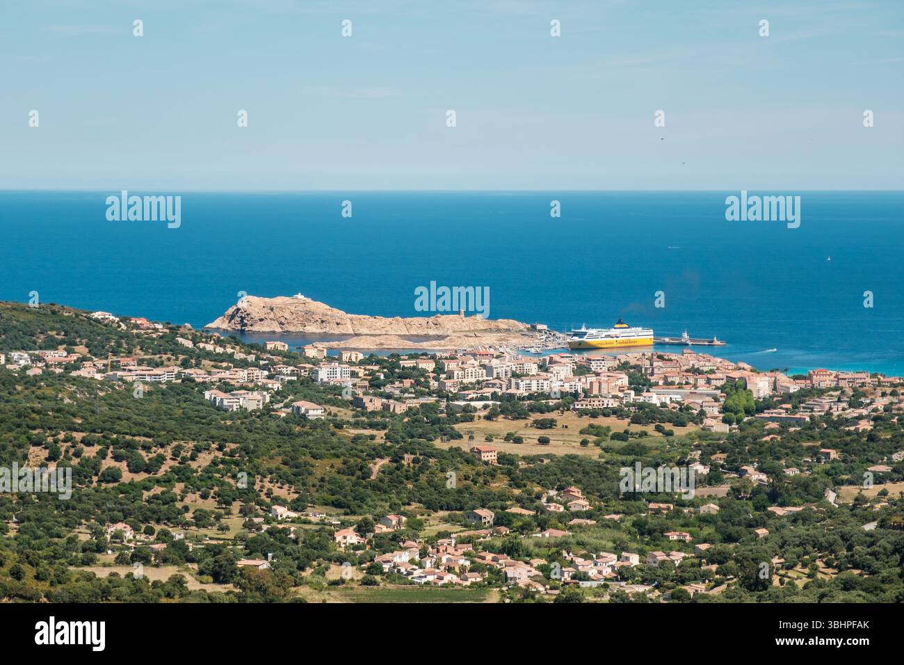 Ile Rousse, Corsica, Francia - 25 maggio 2025: Una nave Corsica Ferries si trova nel porto della destinazione turistica, Ile Rousse, sul Mediterraneo i Foto Stock