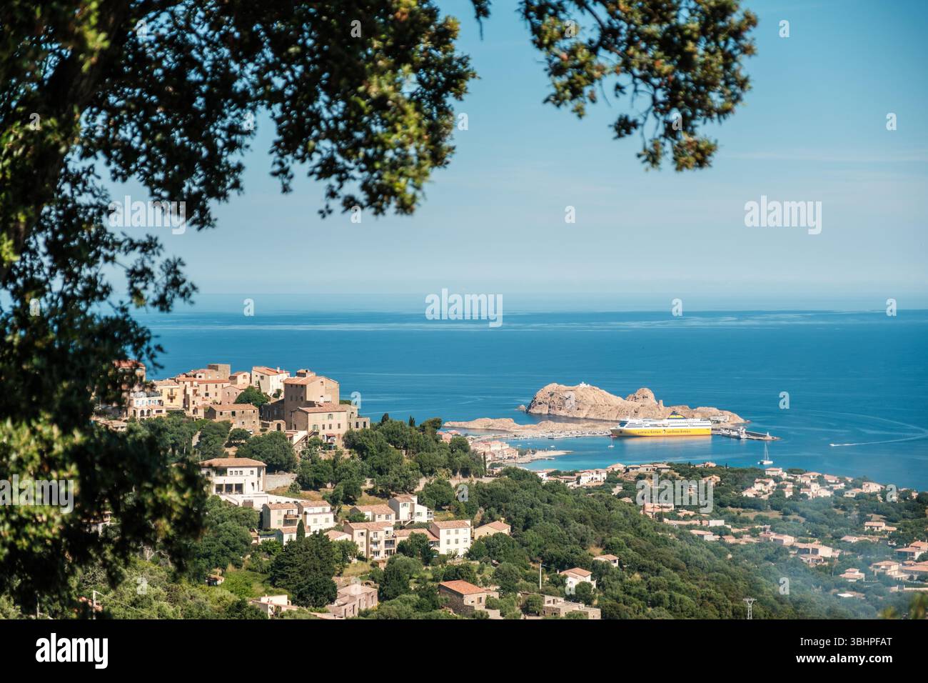 Ile Rousse, Corsica, Francia - 25 maggio 2025: Un traghetto Corsica Ferries si trova nel porto di Ile Rousse sull'isola mediterranea della Corsica con il Foto Stock