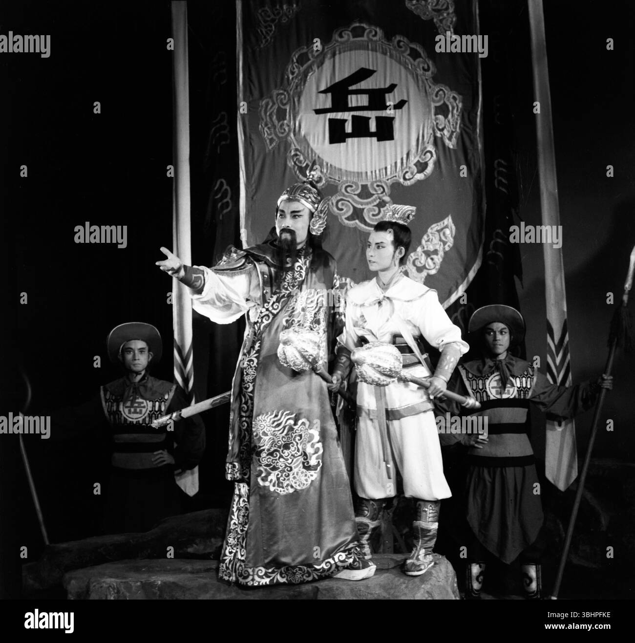 1981 scena teatrale cinese "Yue Fei" Heroic Command Scene with Traditional Costumes Foto Stock