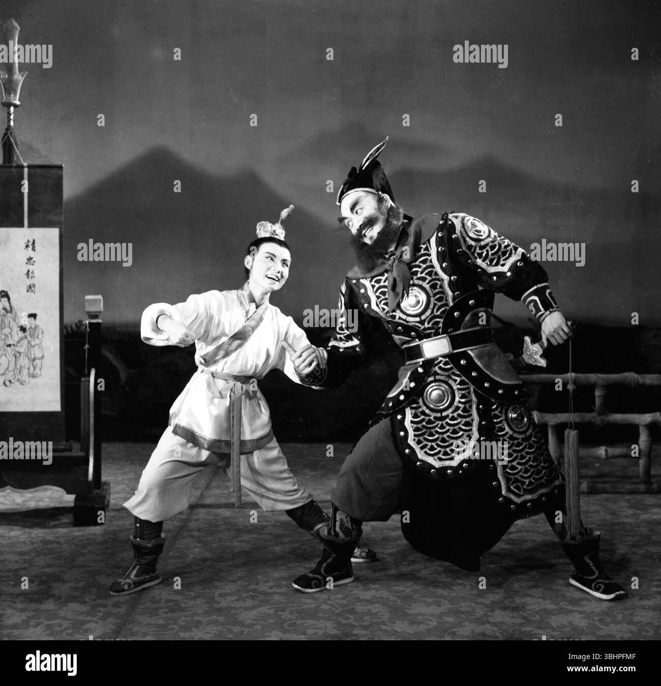 Teatro cinese del 1981 scena Yue Fei con esibizione di eroe storico Foto Stock