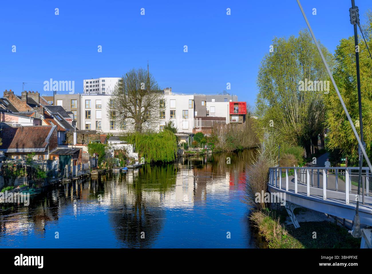 Gli Hortillonnages sono un mosaico di giardini galleggianti e corsi d'acqua ad Amiens. Gli isolotti sono accessibili solo in barca utilizzando una rete di vie navigabili (rieux). Foto Stock