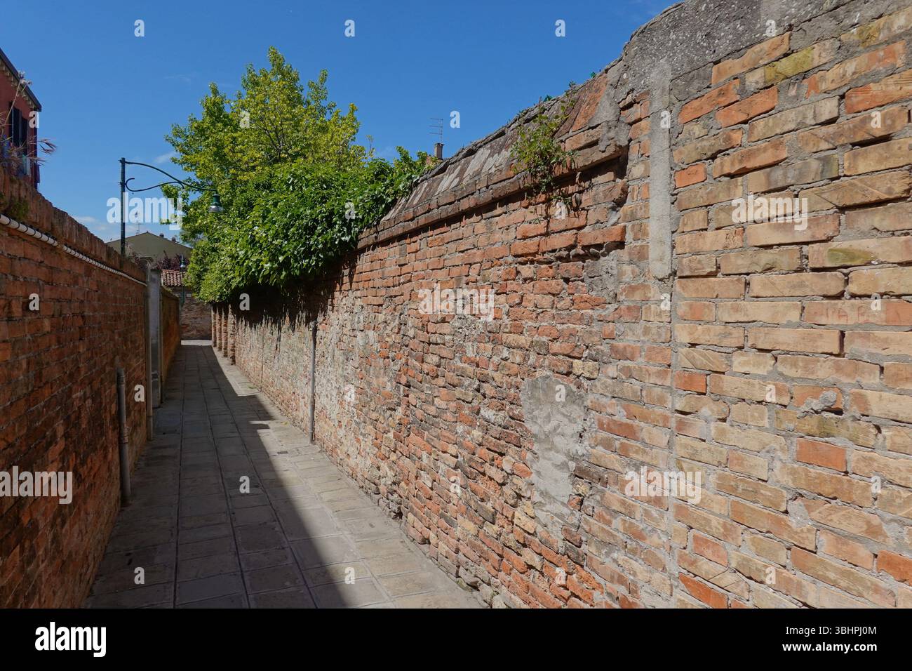 Insel Murano bei Venedig, stiller Weg // Isola di Murano vicino a Venezia, vicolo tranquillo Foto Stock