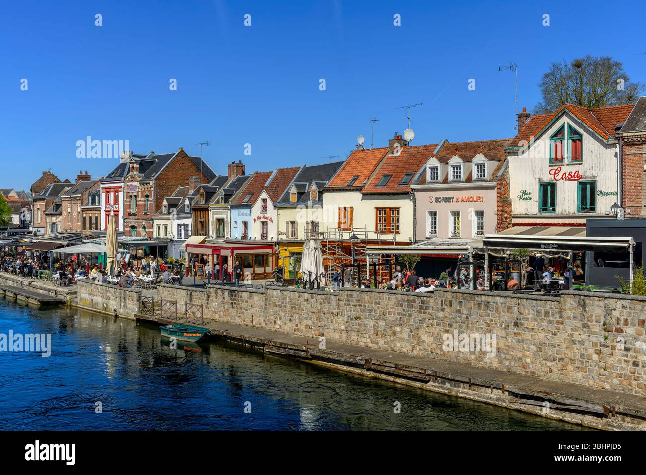 Bar, caffè e ristoranti famosi lungo le rive del fiume somme ad Amiens. Il luogo ideale per trascorrere una domenica pomeriggio soleggiato. Foto Stock