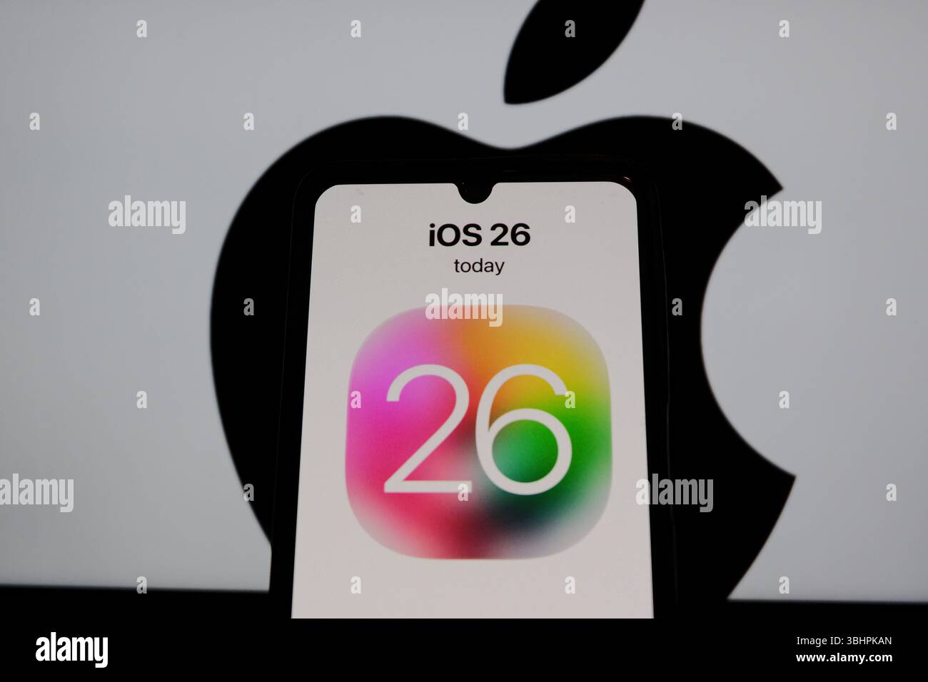 In questa immagine, il logo Apple iOS 26 viene visualizzato sullo schermo di uno smartphone. (Foto di Algi February Sugita / SOPA Images/Sipa USA) *** esclusivamente a scopo editoriale *** Foto Stock