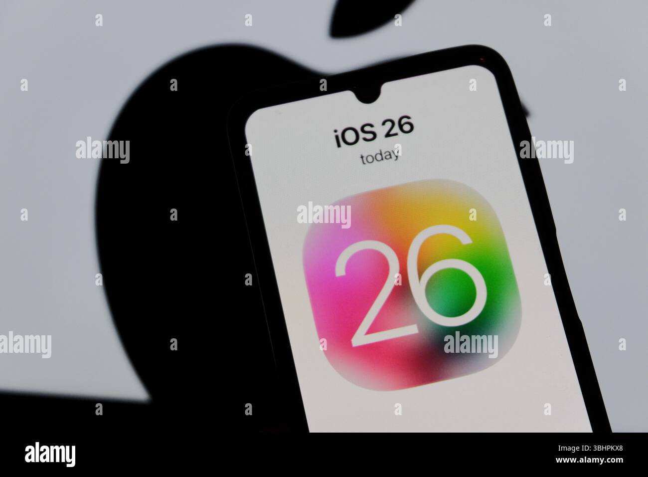 In questa immagine, il logo Apple iOS 26 viene visualizzato sullo schermo di uno smartphone. (Foto di Algi February Sugita / SOPA Images/Sipa USA) *** esclusivamente a scopo editoriale *** Foto Stock