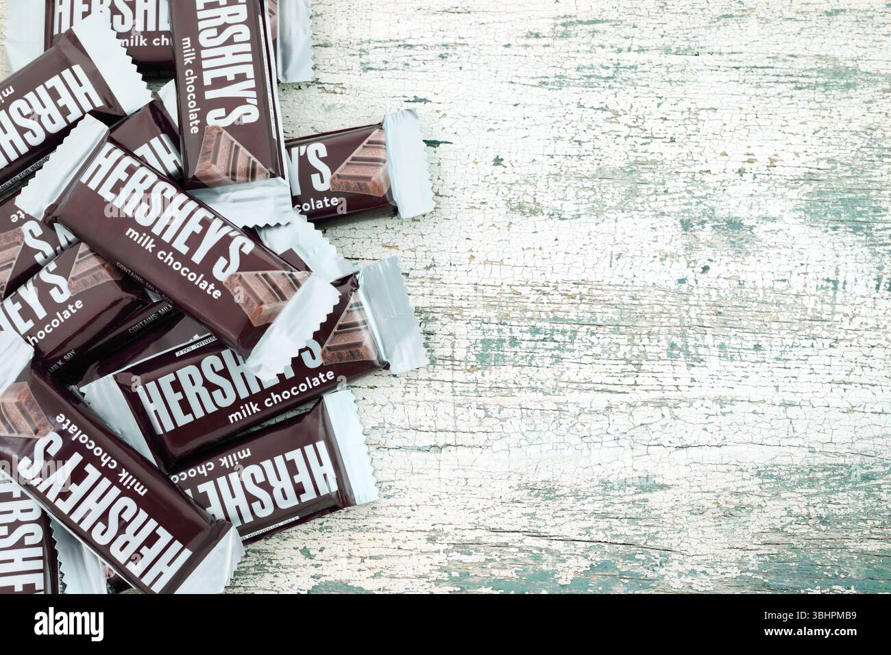 Barrette di cioccolato pacchetti Hershey's su un vecchio sfondo in legno, cibo e spuntini. La Hershey Company, spesso chiamata solo Hershey o Hershey's, io Foto Stock