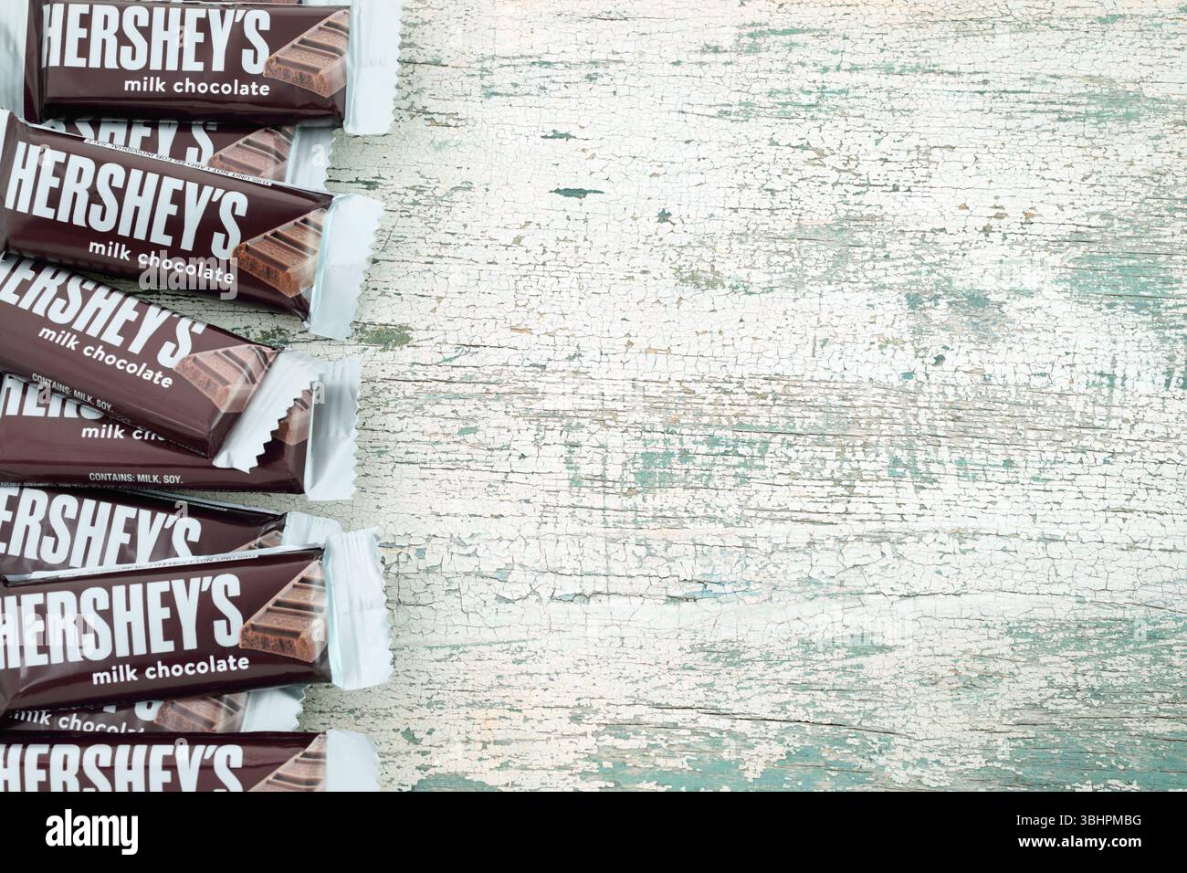 Barrette di cioccolato pacchetti Hershey's su un vecchio sfondo in legno, cibo e spuntini. La Hershey Company, spesso chiamata solo Hershey o Hershey's, io Foto Stock