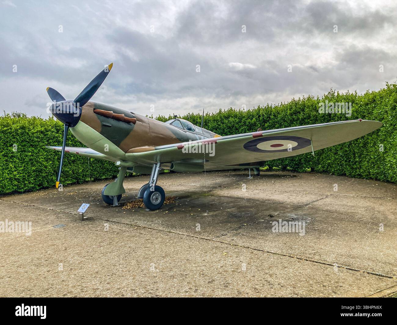 Replica WW2 Supermarine Spitfire Mk 1 Replica​ caccia al Battle of Britain Memorial New dover Rd, Capel-le-Ferne, Folkestone - Immagine stock catturata con smartphone