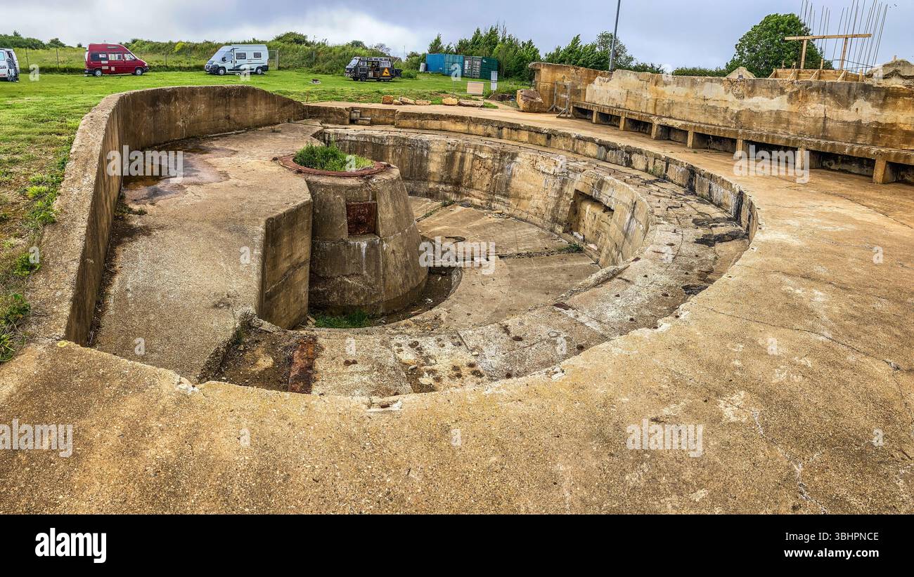 Vista panoramica delle fondamenta n. 1 della pistola, presso l'ex Capel Battery della seconda Guerra Mondiale, attualmente in fase di restauro, a Capel-le-Ferne, Folkstone - Immagine stock catturata con smartphone