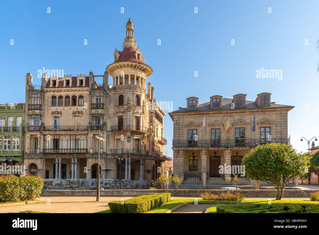 Il Municipio di Ribadeo presenta una splendida architettura nella soleggiata Spagna1 Foto Stock