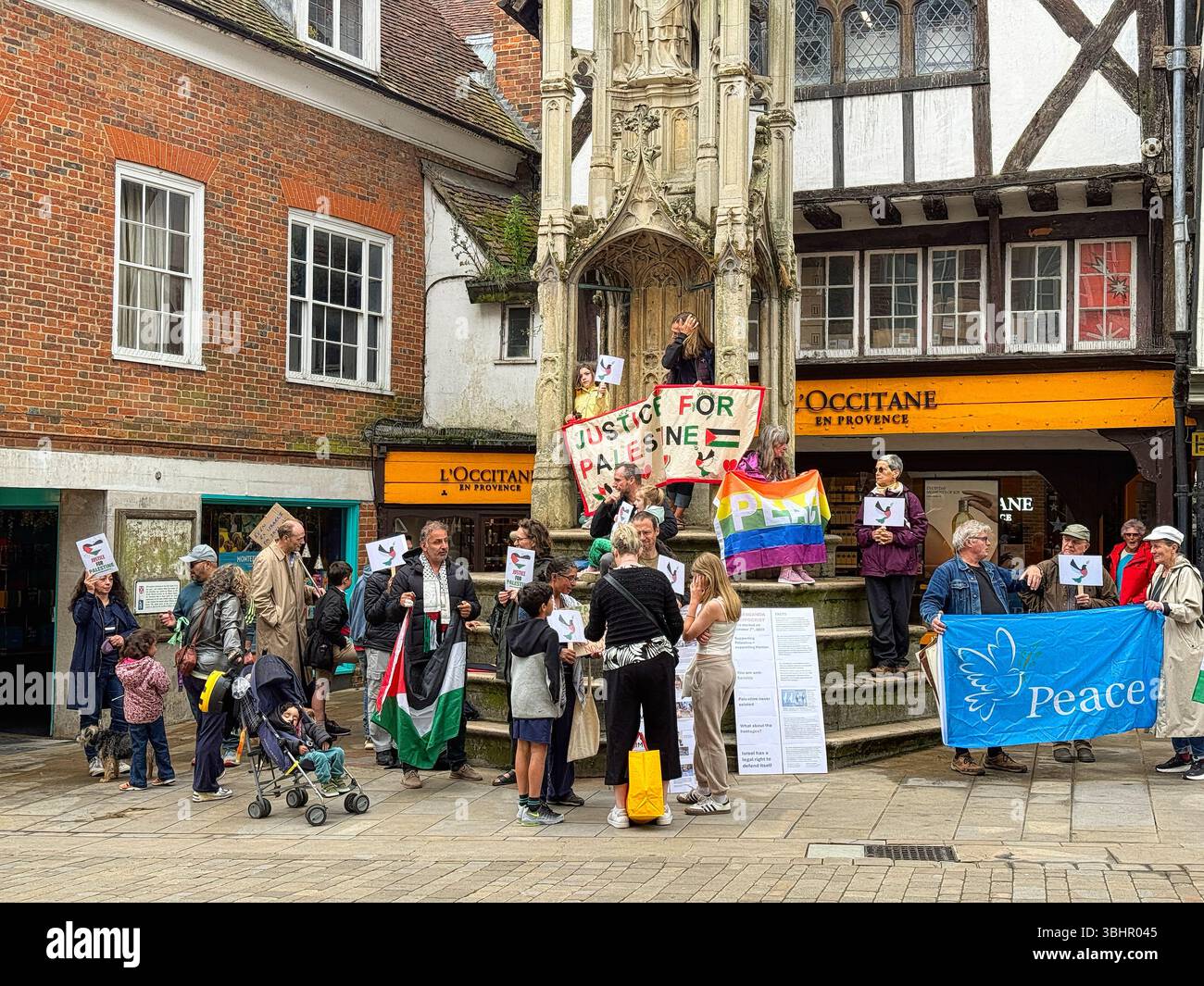 Protesta contro la Palestina al Buttercross Monument di Winchester High Street, Hampshire Regno Unito - Immagine stock catturata con smartphone