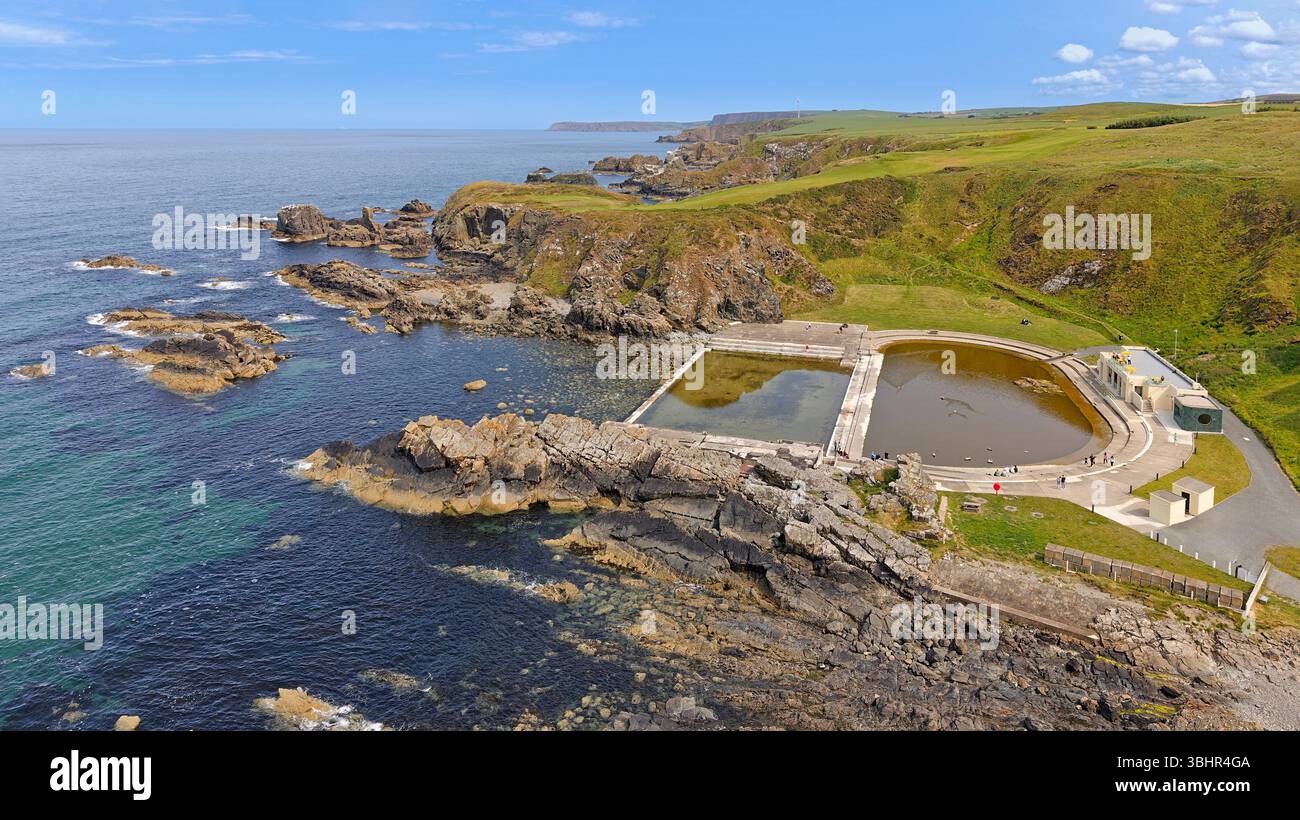 Padiglione ristrutturato di Tarlair, Macduff, Aberdeenshire, Scozia e barche a vela per persone su una piscina all'aperto Foto Stock