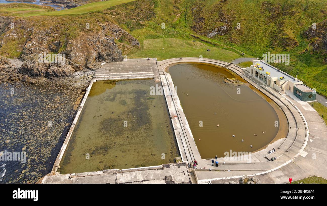 Padiglione ristrutturato Tarlair, Macduff Aberdeenshire Scotland, con barche a vela in una piscina all'aperto Foto Stock