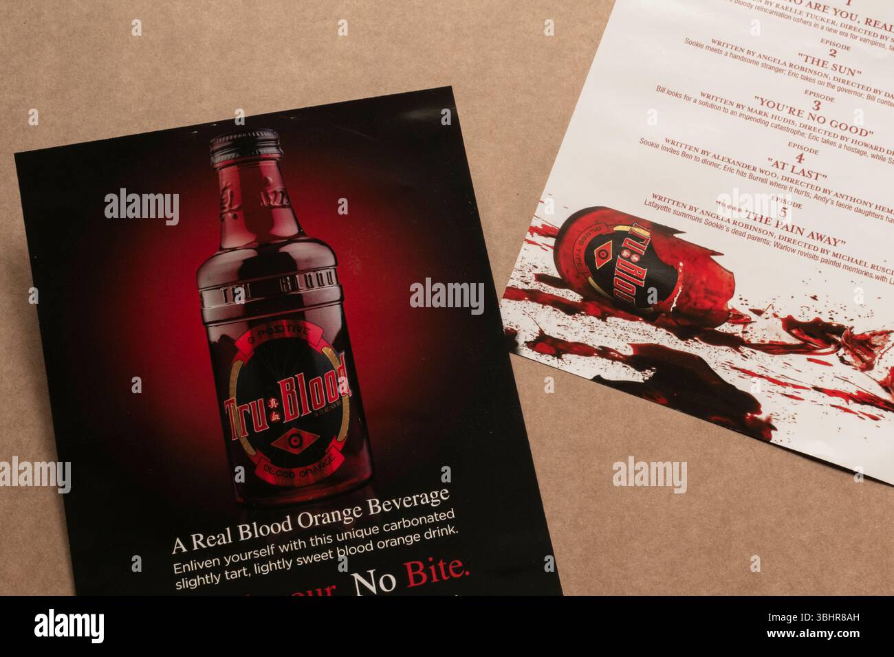 Volantini "True Blood" con flacone per bevande, accompagnati da vetro rotto, schizzi di sangue e testo stampato con capitoli, isolato su sfondo vuoto Foto Stock