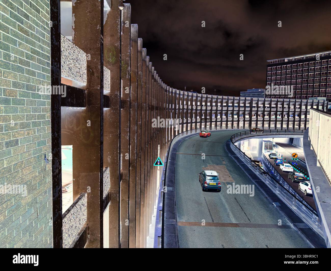 strada urbana digitalmente modificata con auto che guidano sotto il cielo spettacolare tra barriere di cemento e parcheggio con colori negativi, ville newcastle upon tyne Foto Stock