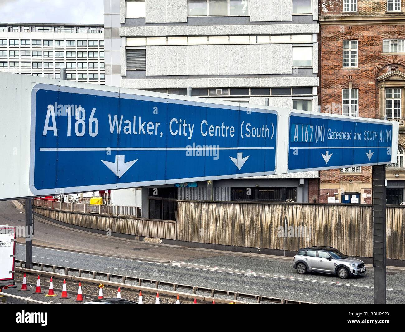I cartelli stradali blu sul gantry nel centro di newcastle indicano i percorsi per Walker, City Centre South, Gateshead e South A1 Foto Stock