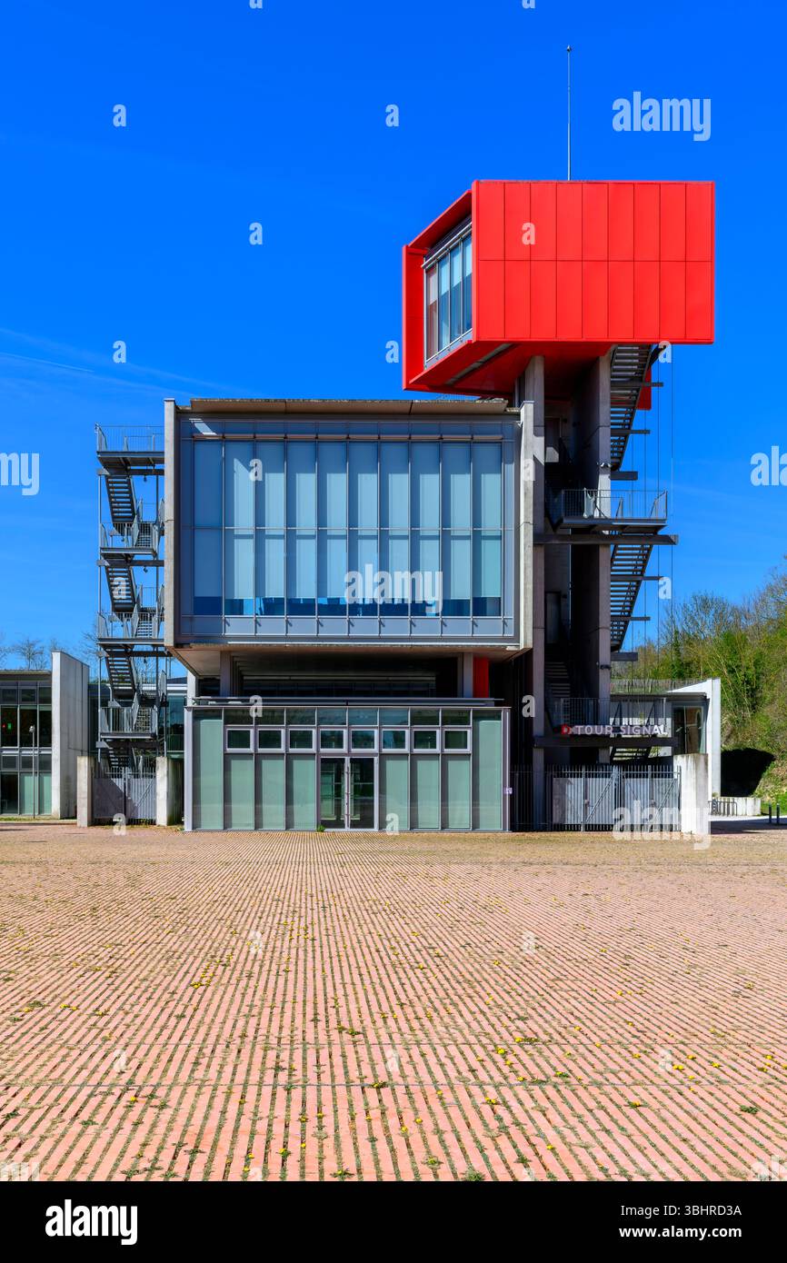 Tour Signal è un edificio rosso brillante a forma di trapezio dell'architetto Renzo piano. Costruita nella Cittadella di Amiens come punto panoramico per vedere la cattedrale. Foto Stock Tour Signal è un edificio rosso brillante a forma di trapezio dell'architetto Renzo piano. Costruita nella Cittadella di Amiens come punto panoramico per vedere la cattedrale. Foto Stock