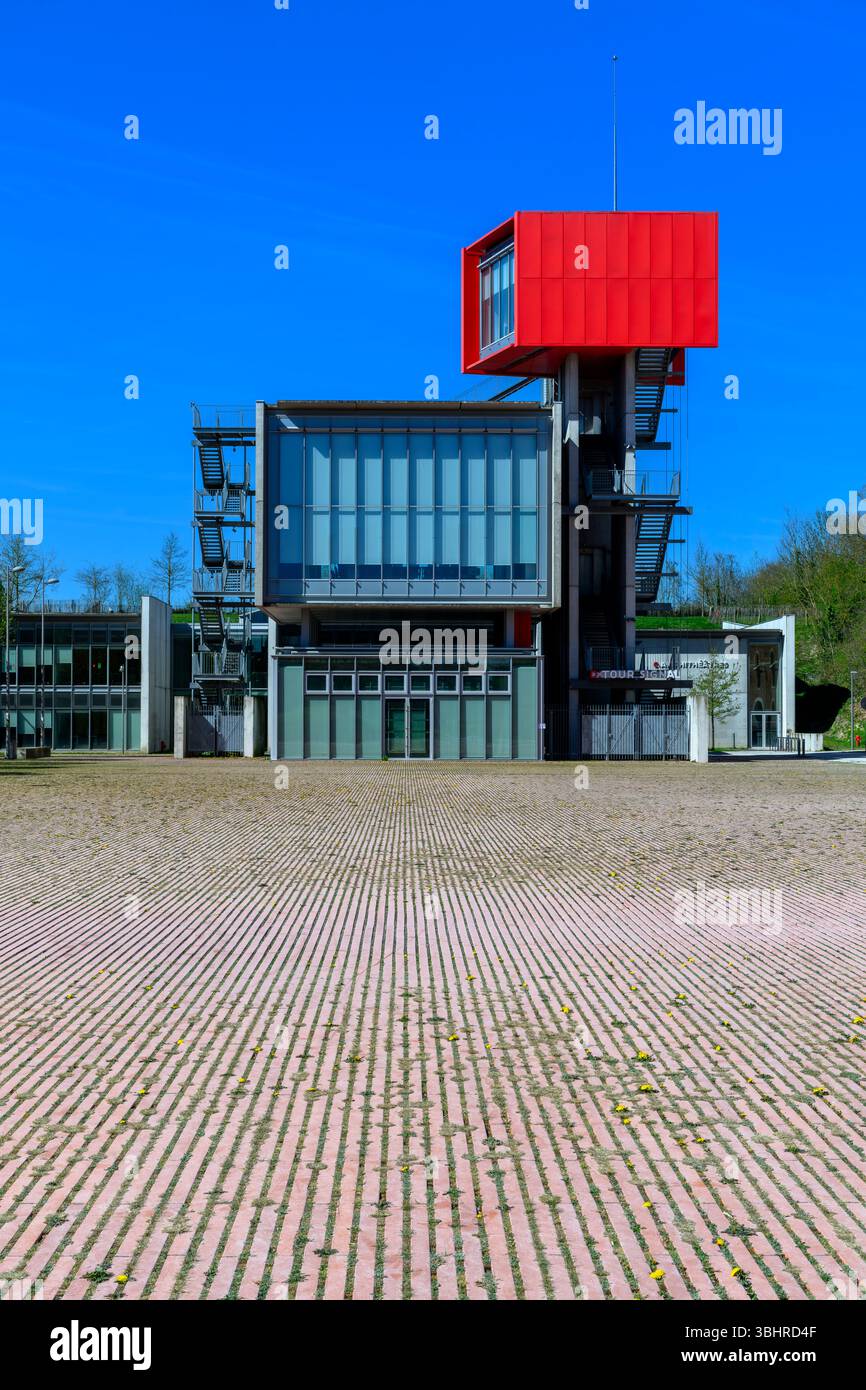 Tour Signal è un edificio rosso brillante a forma di trapezio dell'architetto Renzo piano. Costruita nella Cittadella di Amiens come punto panoramico per vedere la cattedrale. Foto Stock Tour Signal è un edificio rosso brillante a forma di trapezio dell'architetto Renzo piano. Costruita nella Cittadella di Amiens come punto panoramico per vedere la cattedrale. Foto Stock